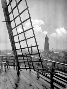 400170 Gezicht op de Cuneratoren te Rhenen, vanaf de omloop van de Panoramamolen aan het Konigin Elisabethplantsoen.